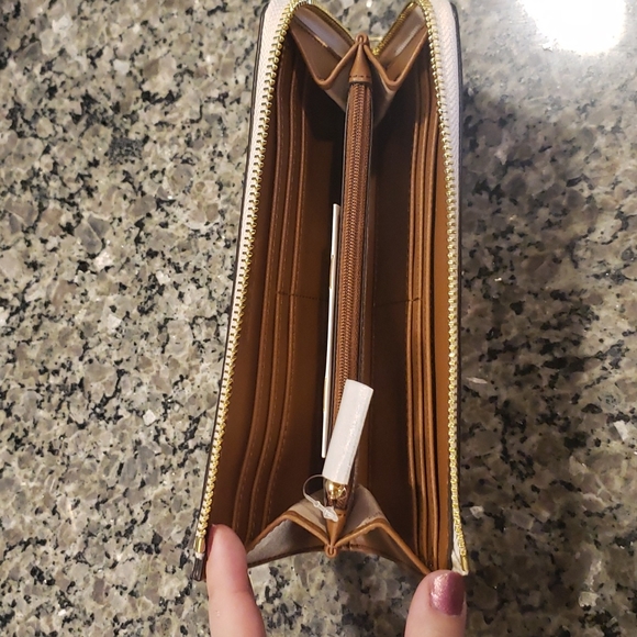 Vanilla/Tan wallet - Picture 3 of 3